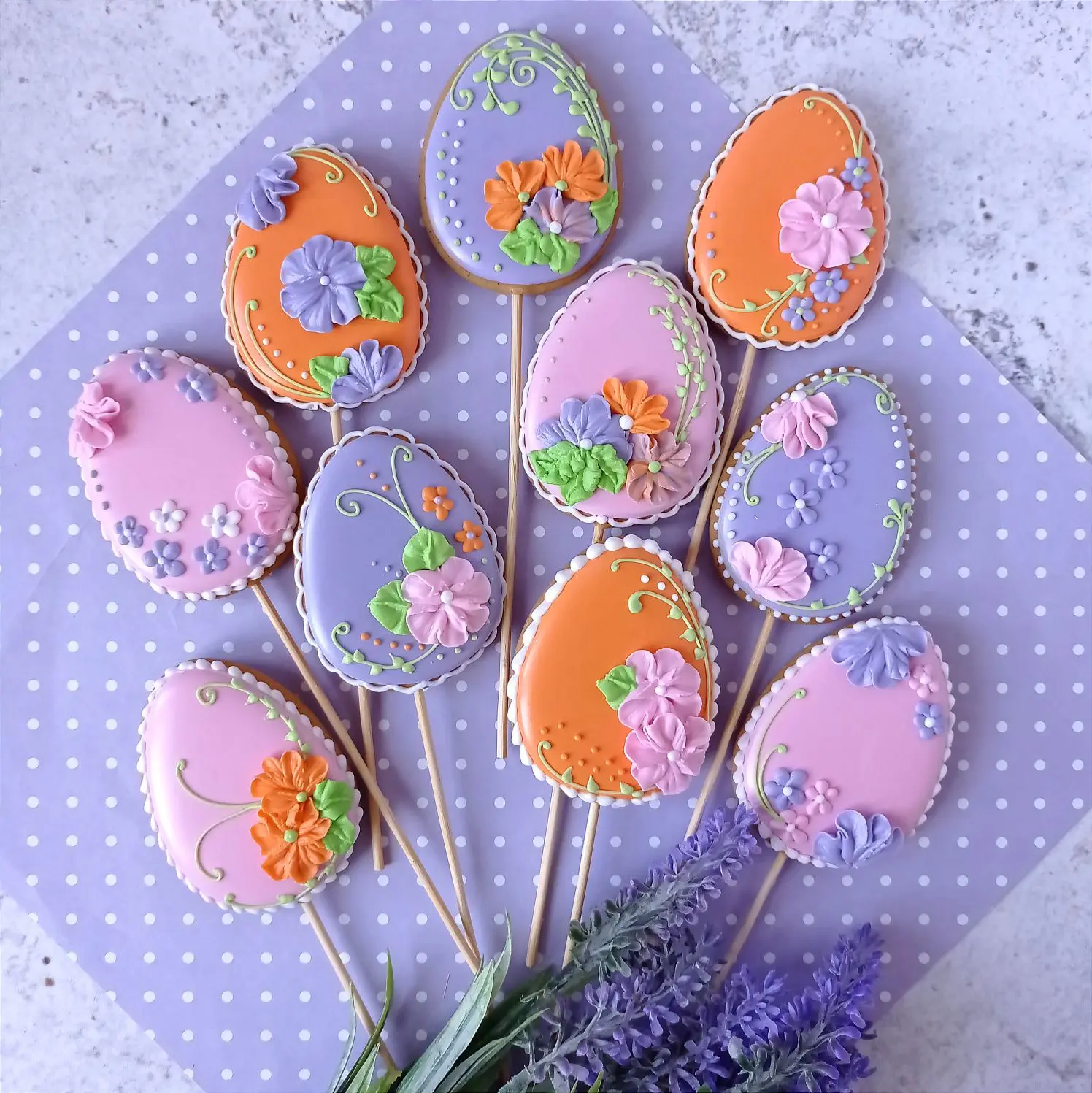 Пряничные яйца ручной росписи с цветами