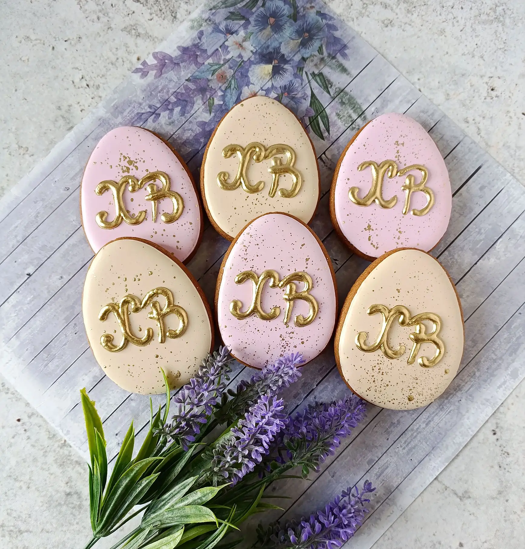 Пряничные яйца с золотой надписью